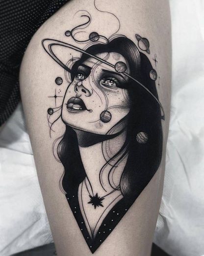 Tatuagem mulher e planetas