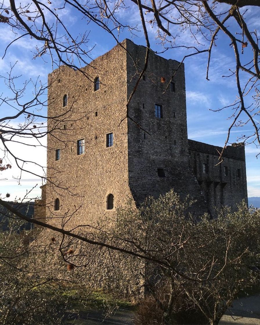 Lugar Castello dell'Aquila