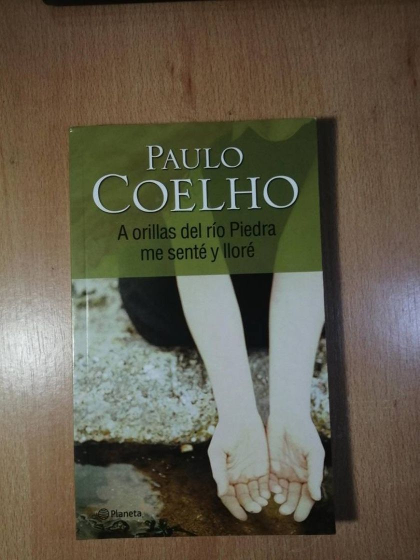 Book A orillas del río Piedra me senté y lloré