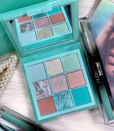 Pastel Mint obsession eyeshadow palette 
