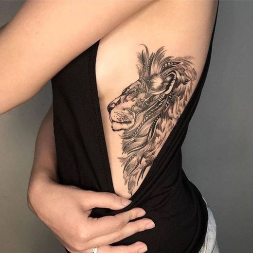 Tatuagem de Leão na região lombar 