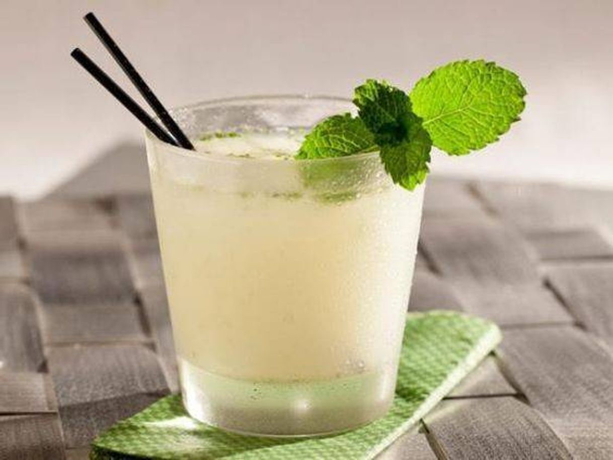 Fashion Caipirinha de limão com vodka e leite condensado 