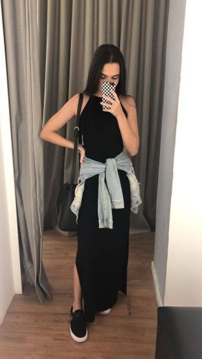 Combinação vestido longo e jeans