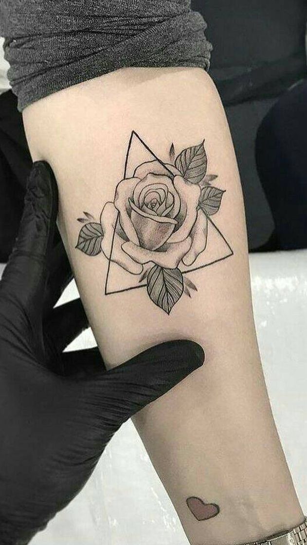 Moda Tatuagem de triângulo com flor dentro🔺🌹