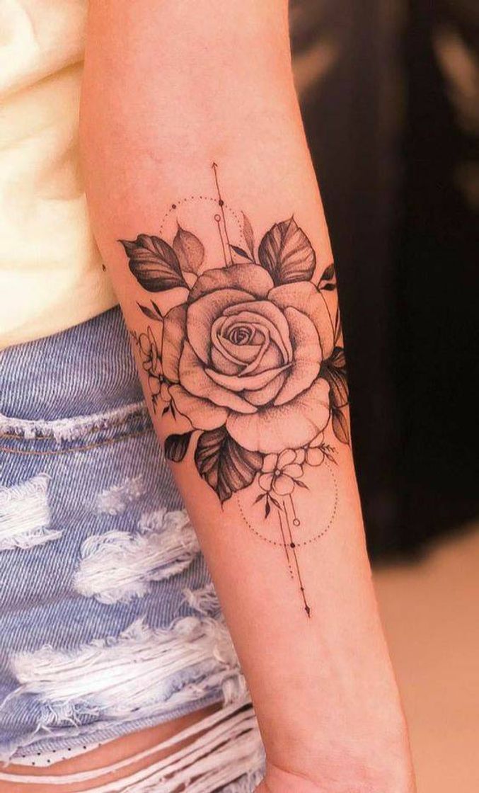 Moda Tatuagem feminina no braço - flor