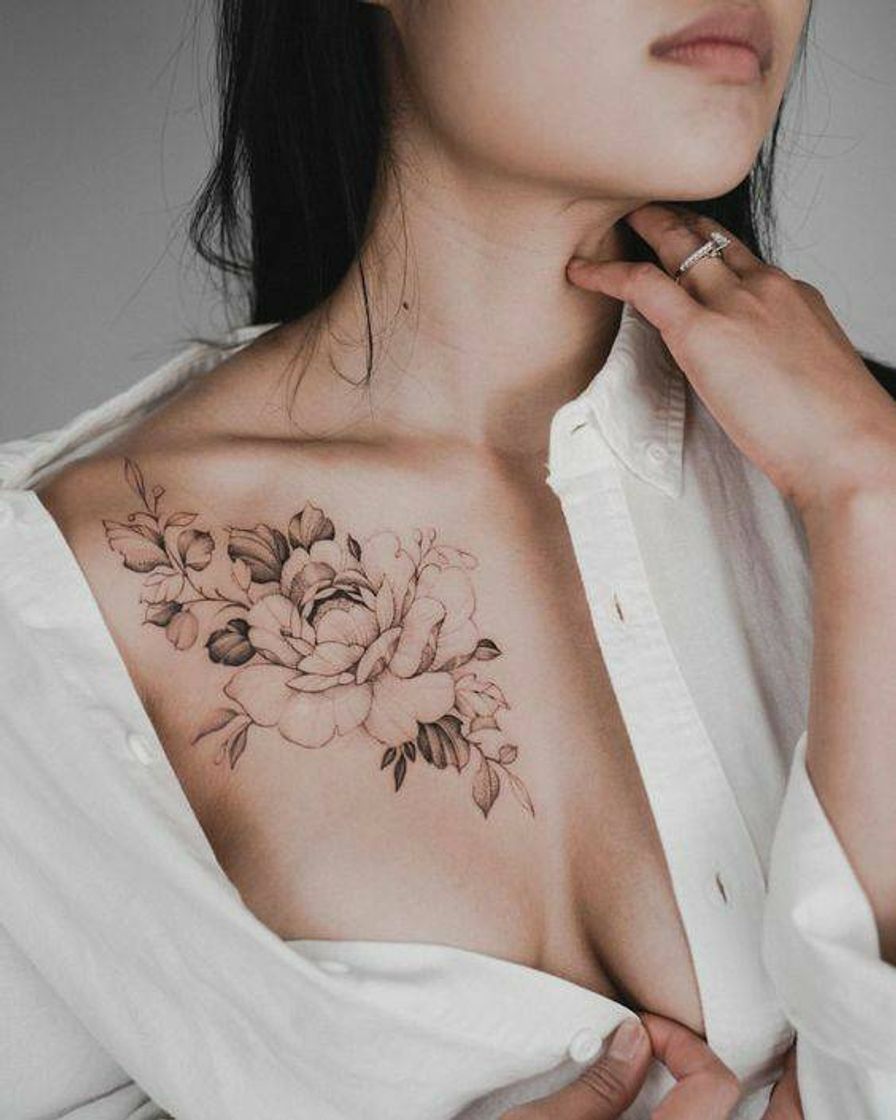 Moda Tatuagem feminina no colo 