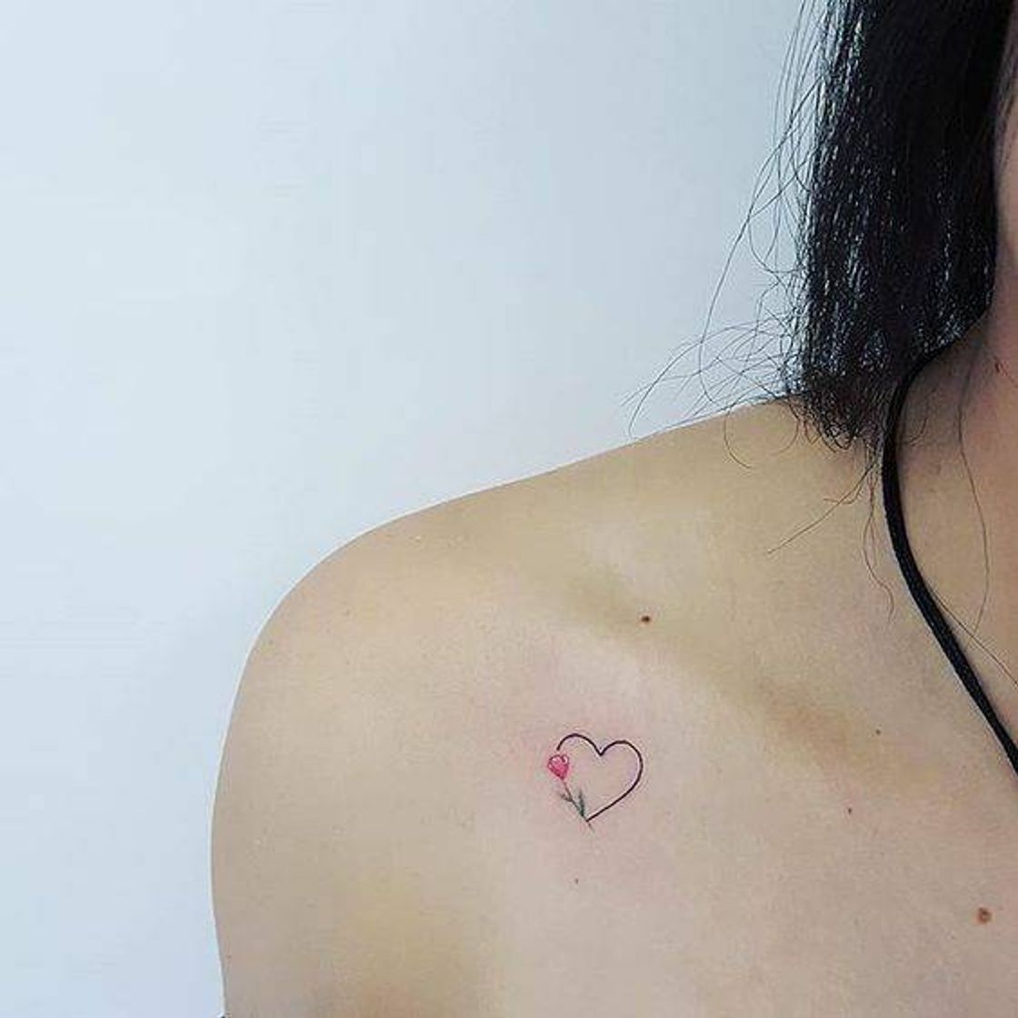Tatuagem de coraçãozinho.