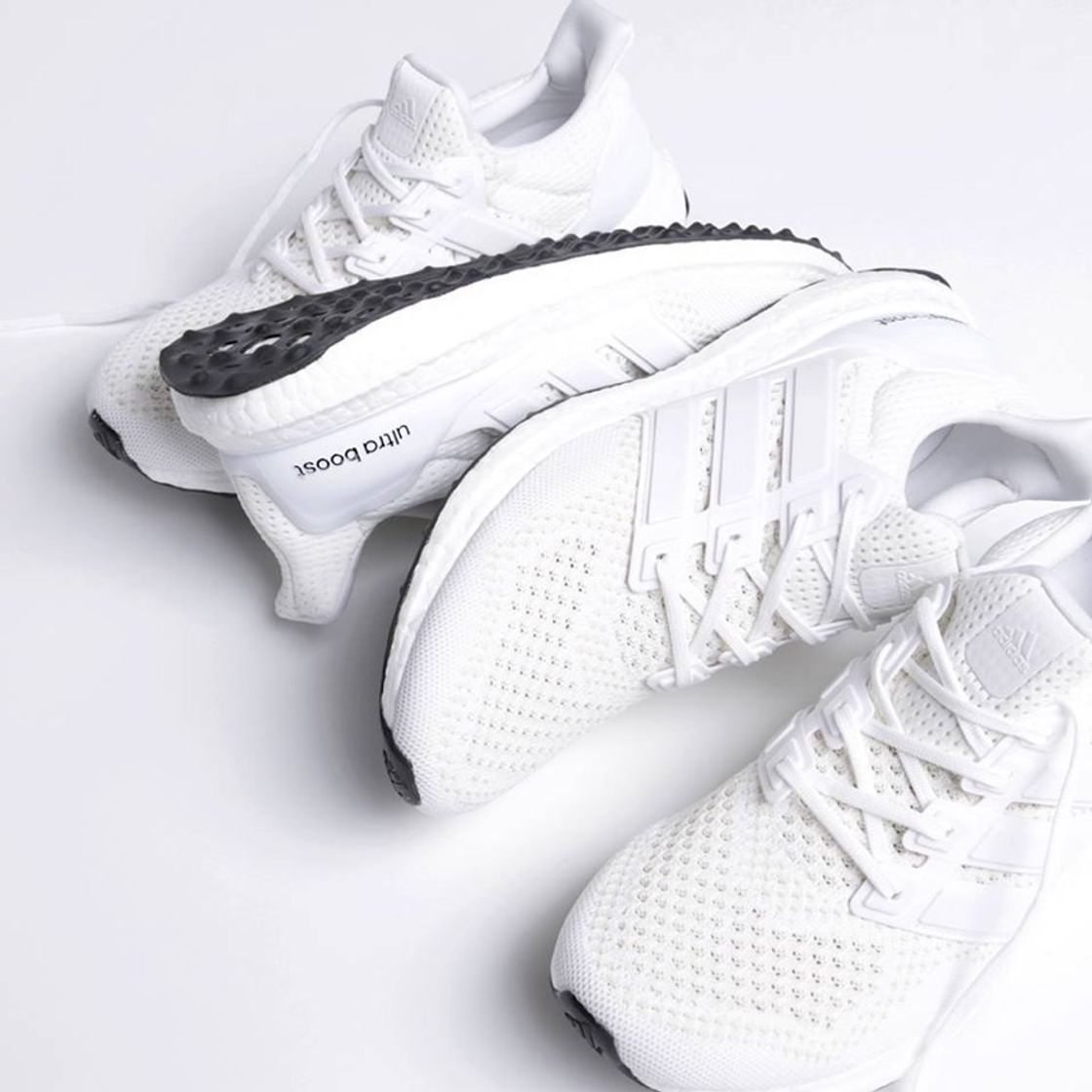 Social 𝑊ℎ𝑖𝑡𝑒 