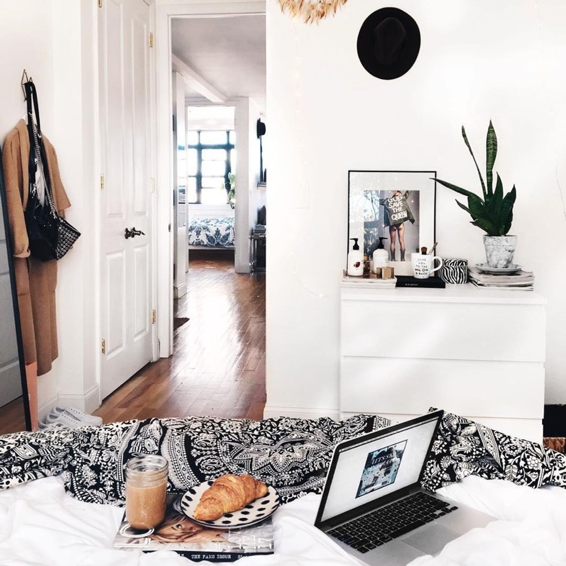 Social 𝑊ℎ𝑖𝑡𝑒 