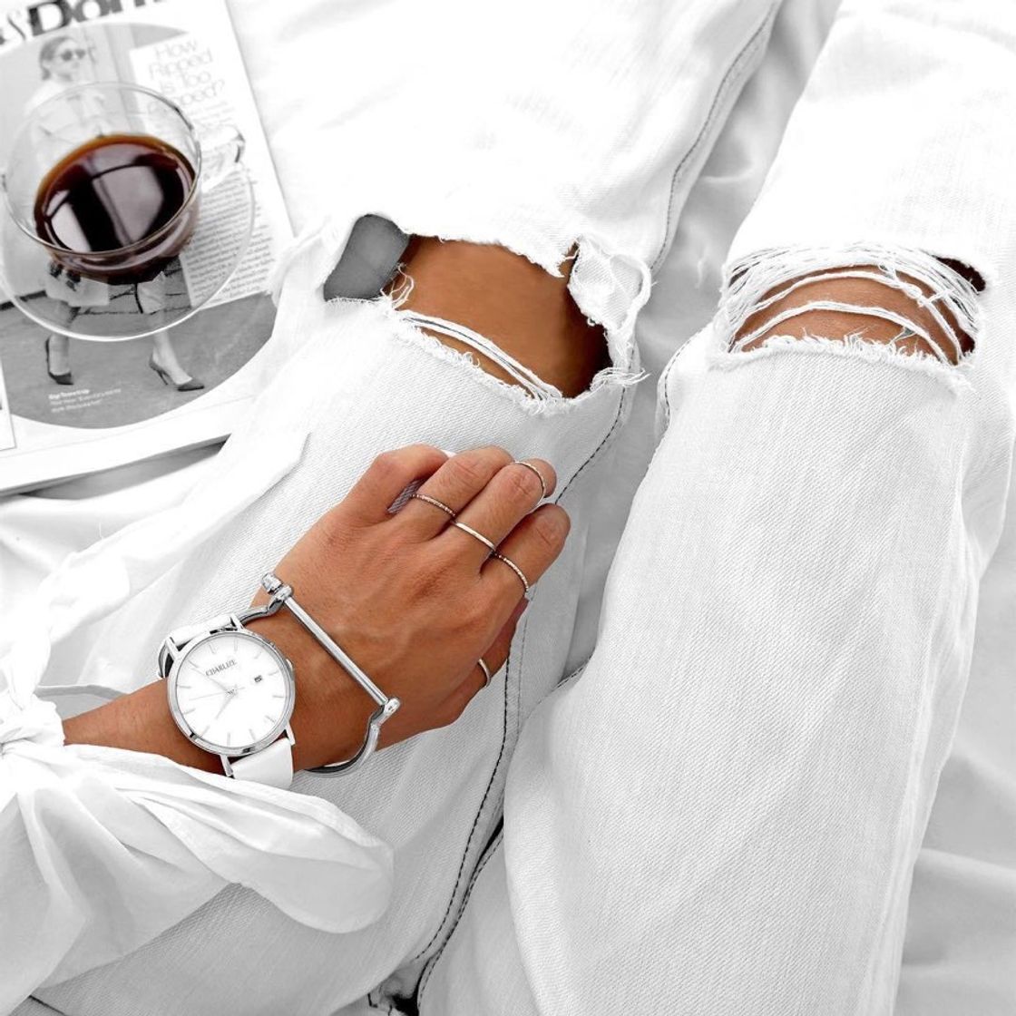 Social 𝑊ℎ𝑖𝑡𝑒 