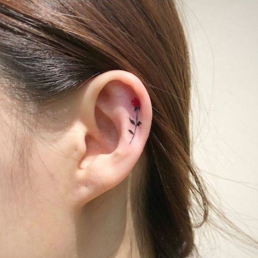 Tattoo de rosa dentro da orelha