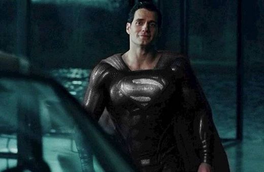 Superman con su traje negro
