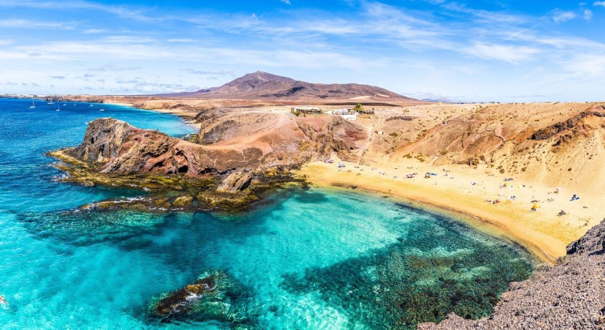 Lugar Lanzarote con casas rurales, acantilados e Islas