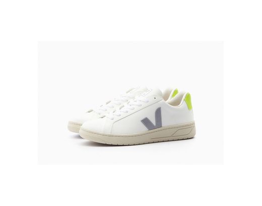 Veja Women's Urca CWL Gray and White 【UC072440A】 Foot