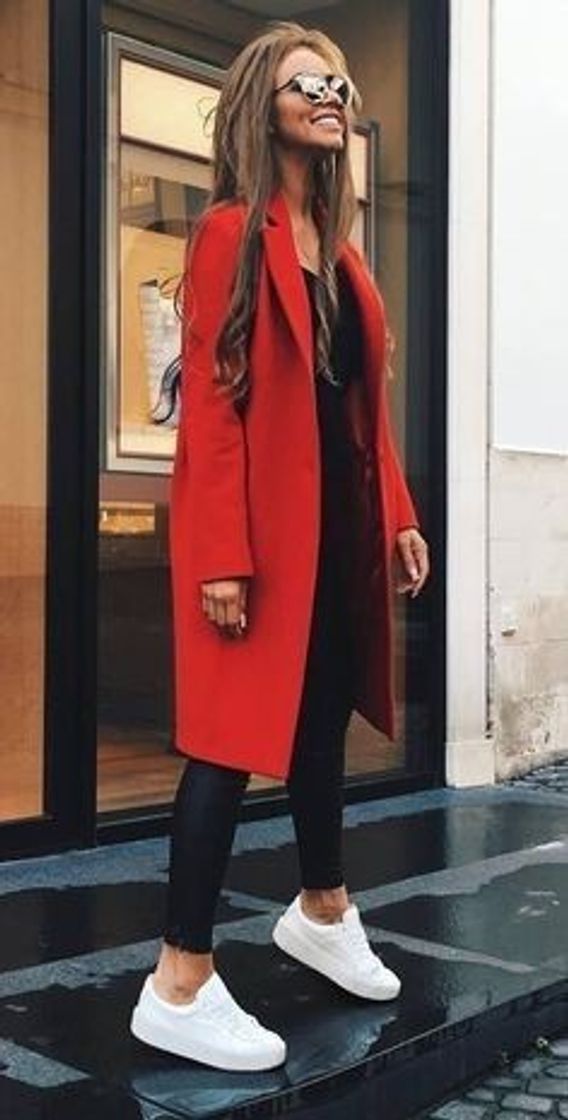 Moda Look com sobretudo vermelho