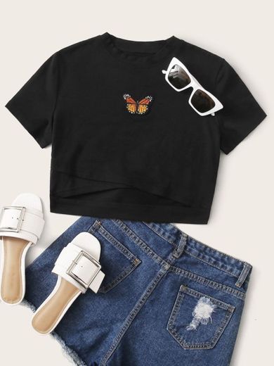 Camiseta corta con abertura con estampado de mariposa