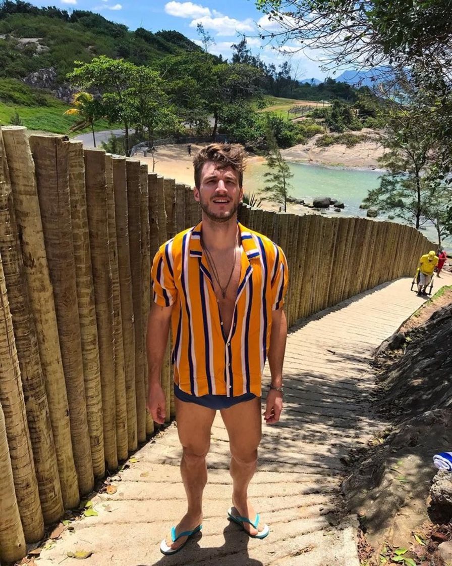 Fashion Alex trevelin camisa listrada amarela branca e azul na praia