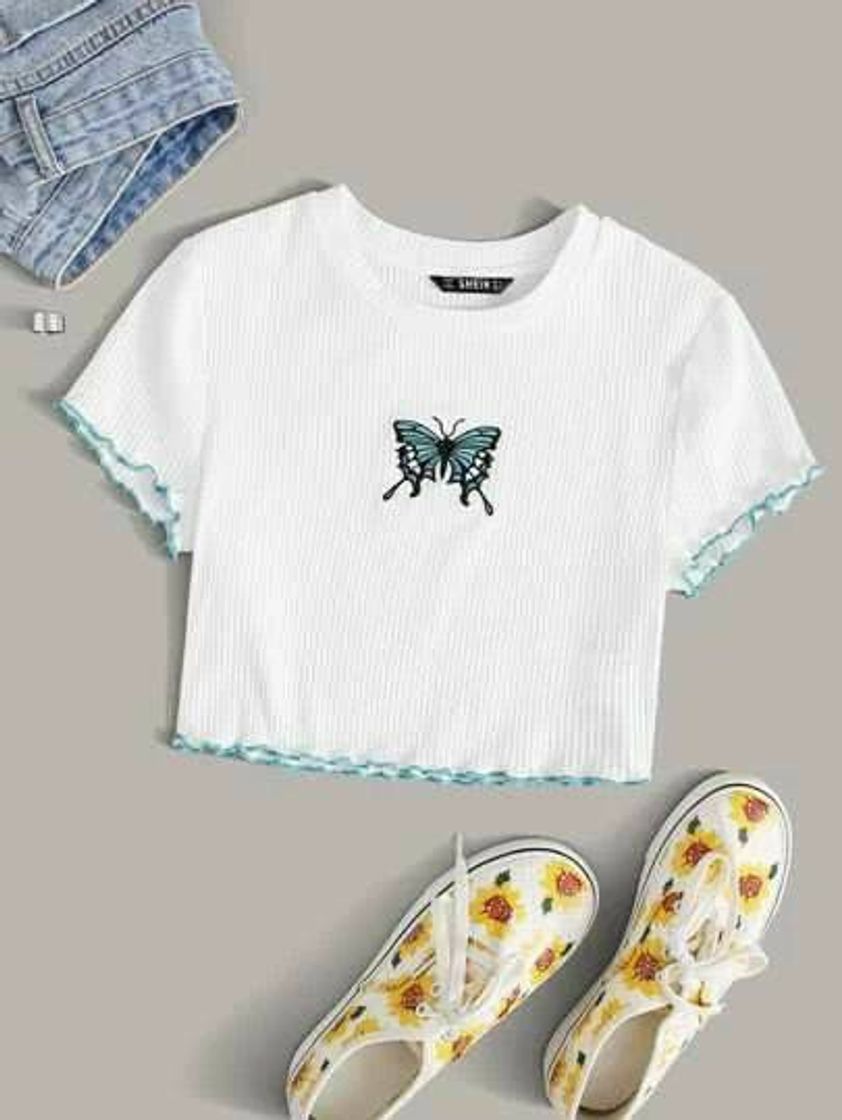 Fashion Cropped branco com borboleta azul manga bordada