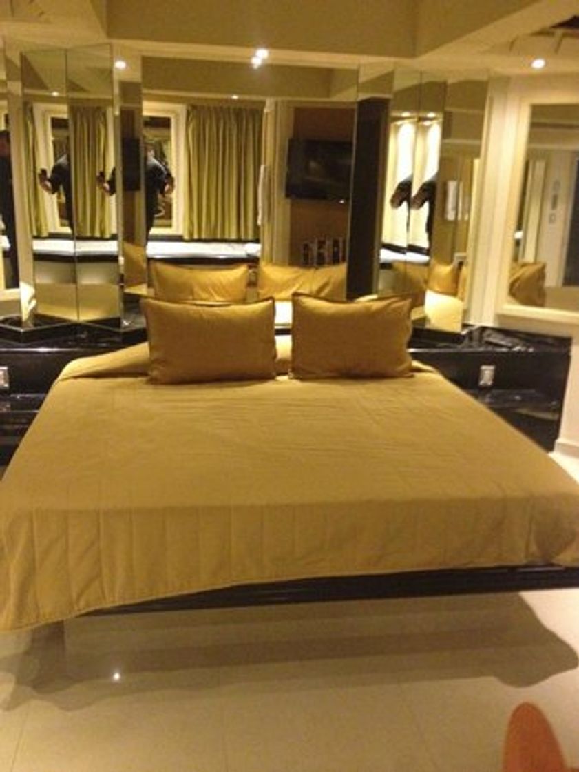 Lugar Hotel California Suites