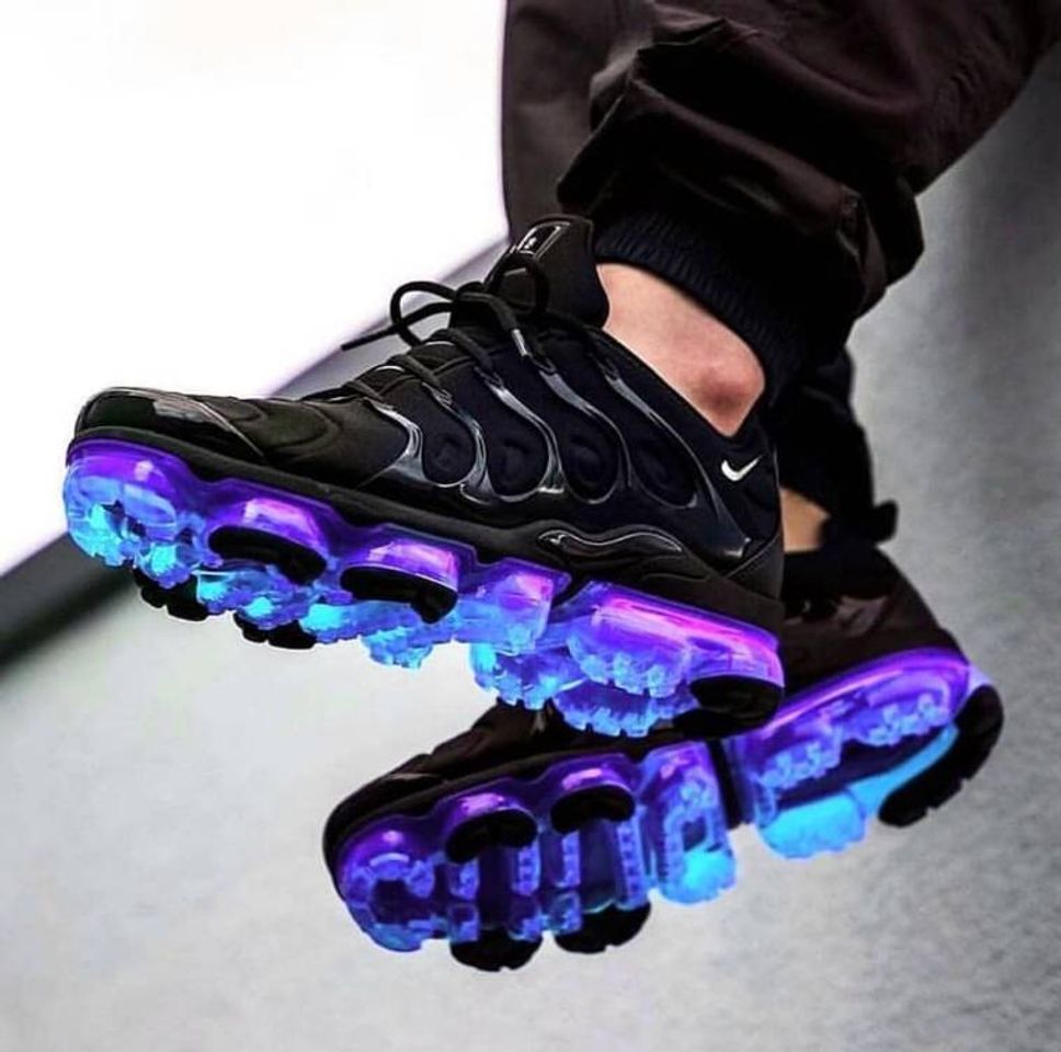 Social NIKE AIR VAPORMAX PLUS
