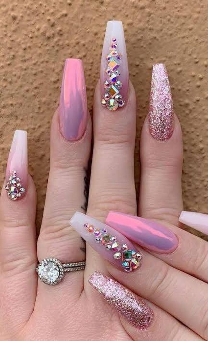 Moda Pin em Design de unhas