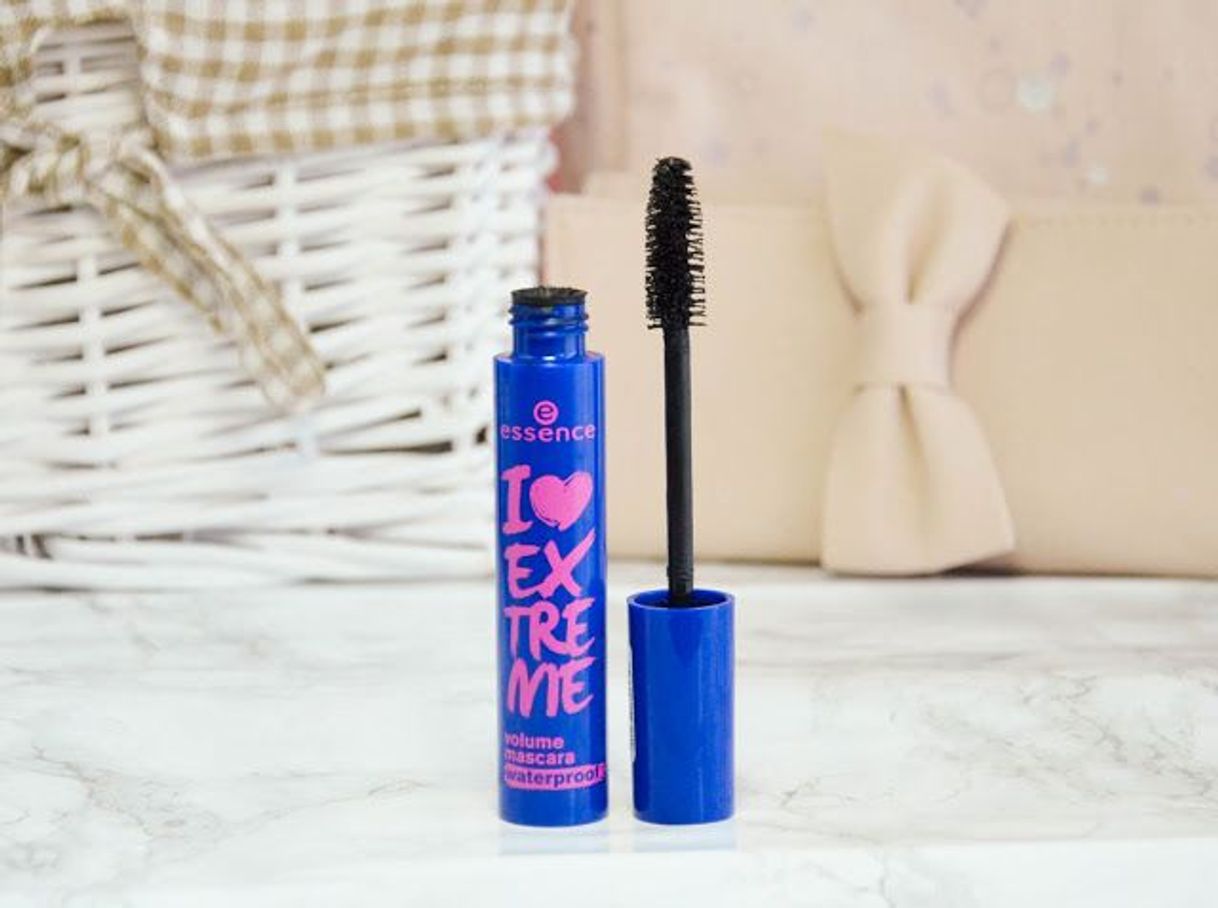 Moda I love extreme volume mascara waterproof– essence makeup 