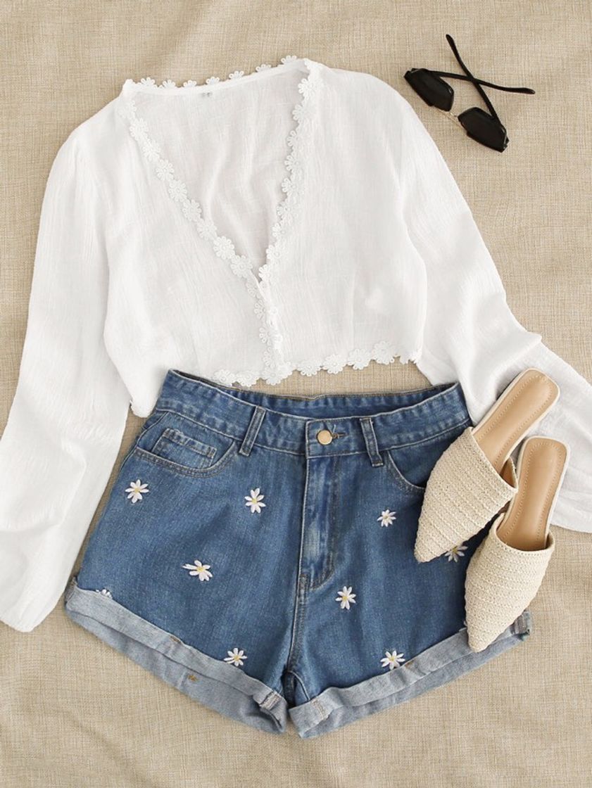 Producto Daisy Embroidery Turn Up Hem Denim Shorts