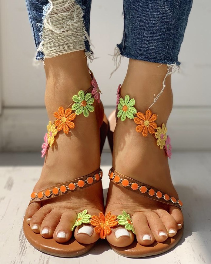 Social 
Sandalias planas con adornos de flores en el dedo del pie
