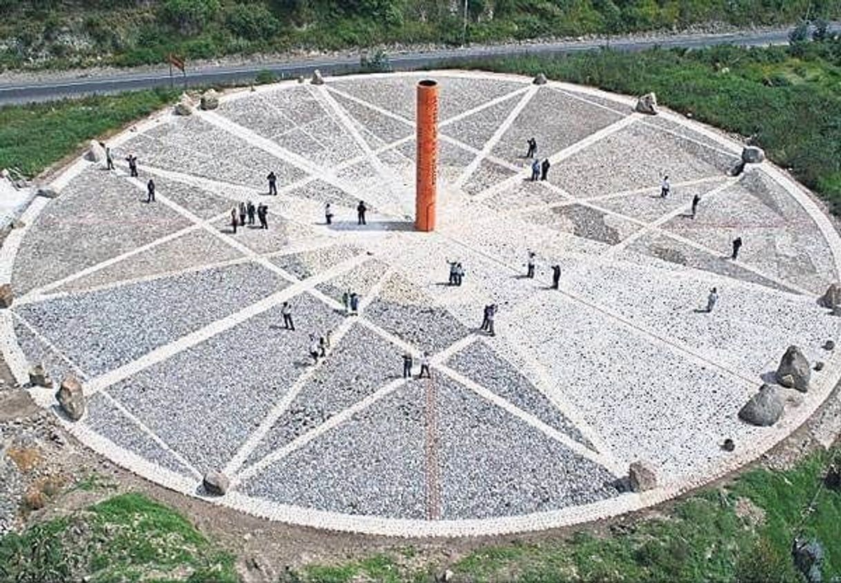 Place La Mitad del Mundo Reloj Solar