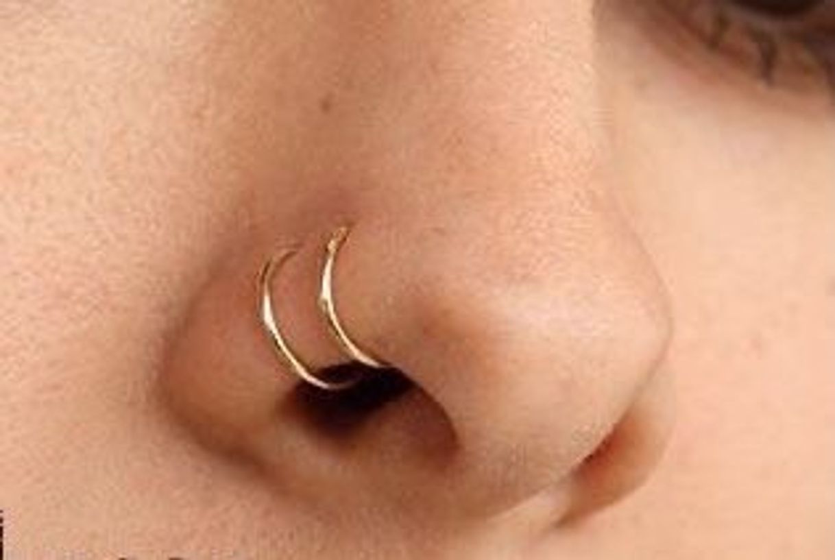 Piercing duplo no nariz