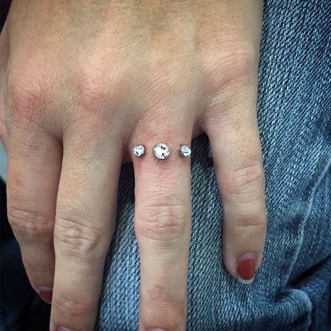 Fashion finger piercing