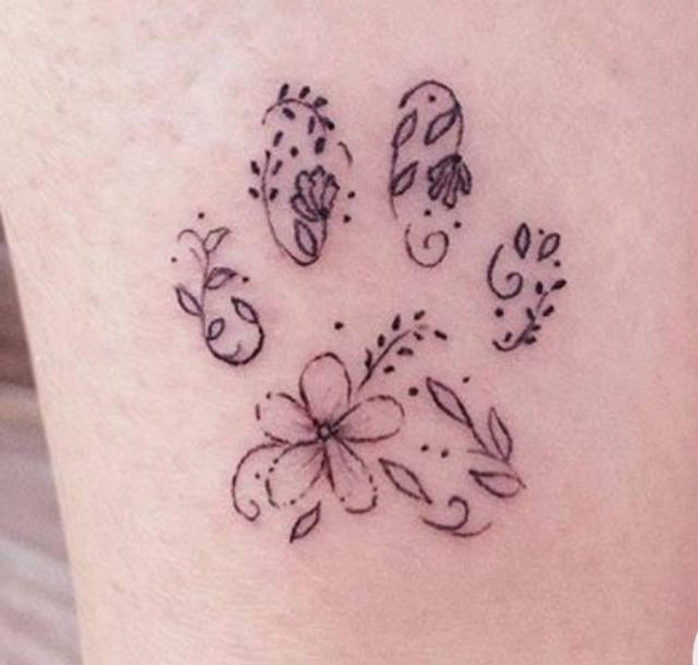 Moda Tattoo patinha com flores 