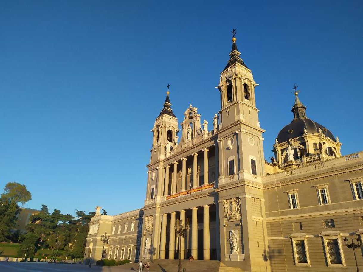 Lugar Almudena Cathedral