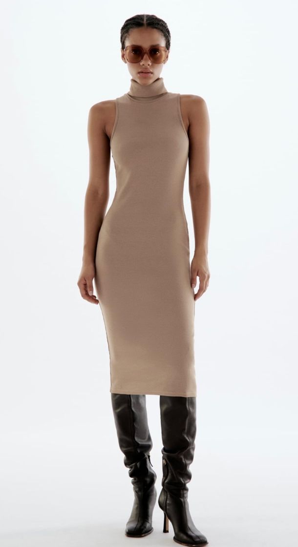 Moda Vestido beige cuello alto 