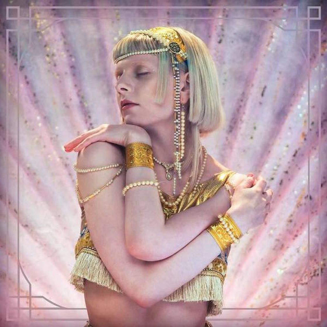 Canción Exist For Love - AURORA