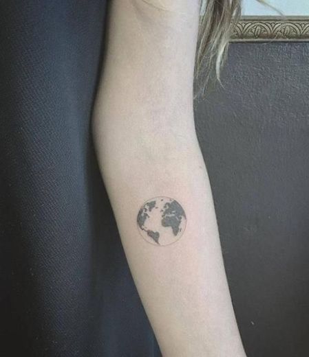 Tatuaje “bola del mundo”