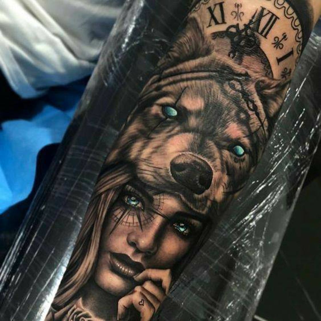 Tatuagem mulher com lobo