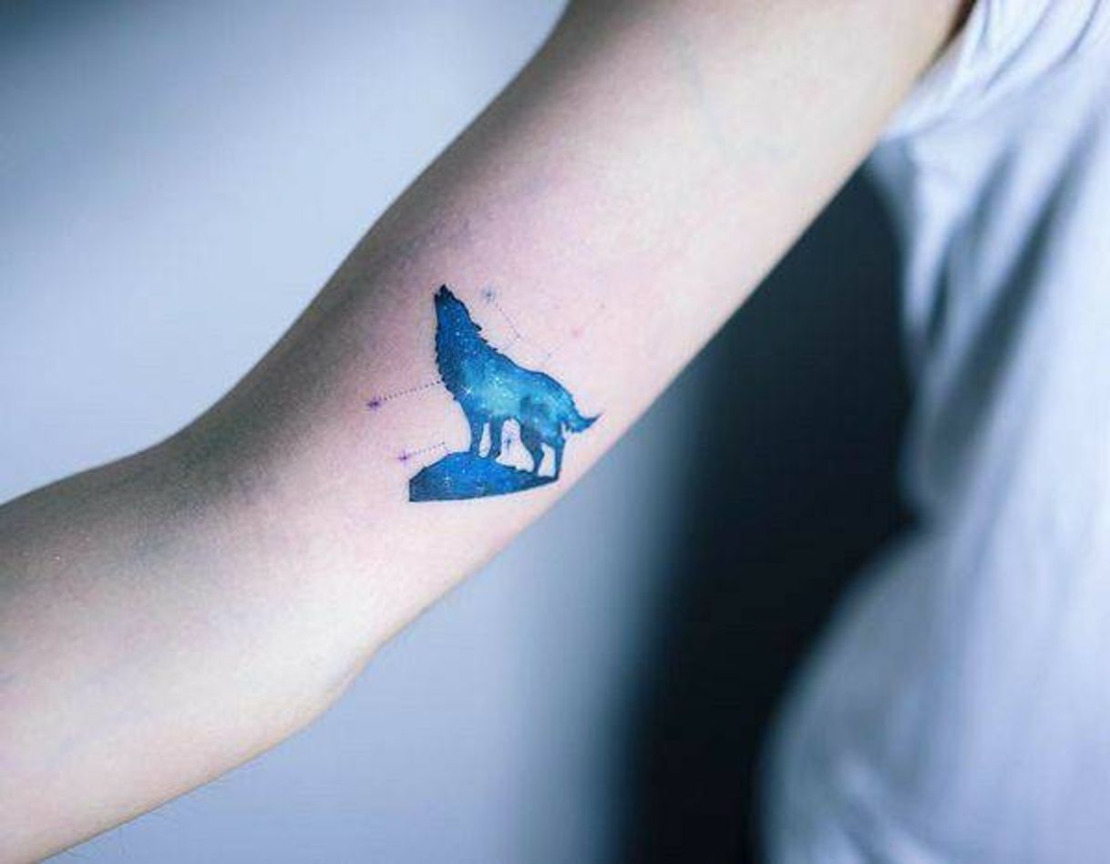 Social Tatuaje de lobo minimalista 