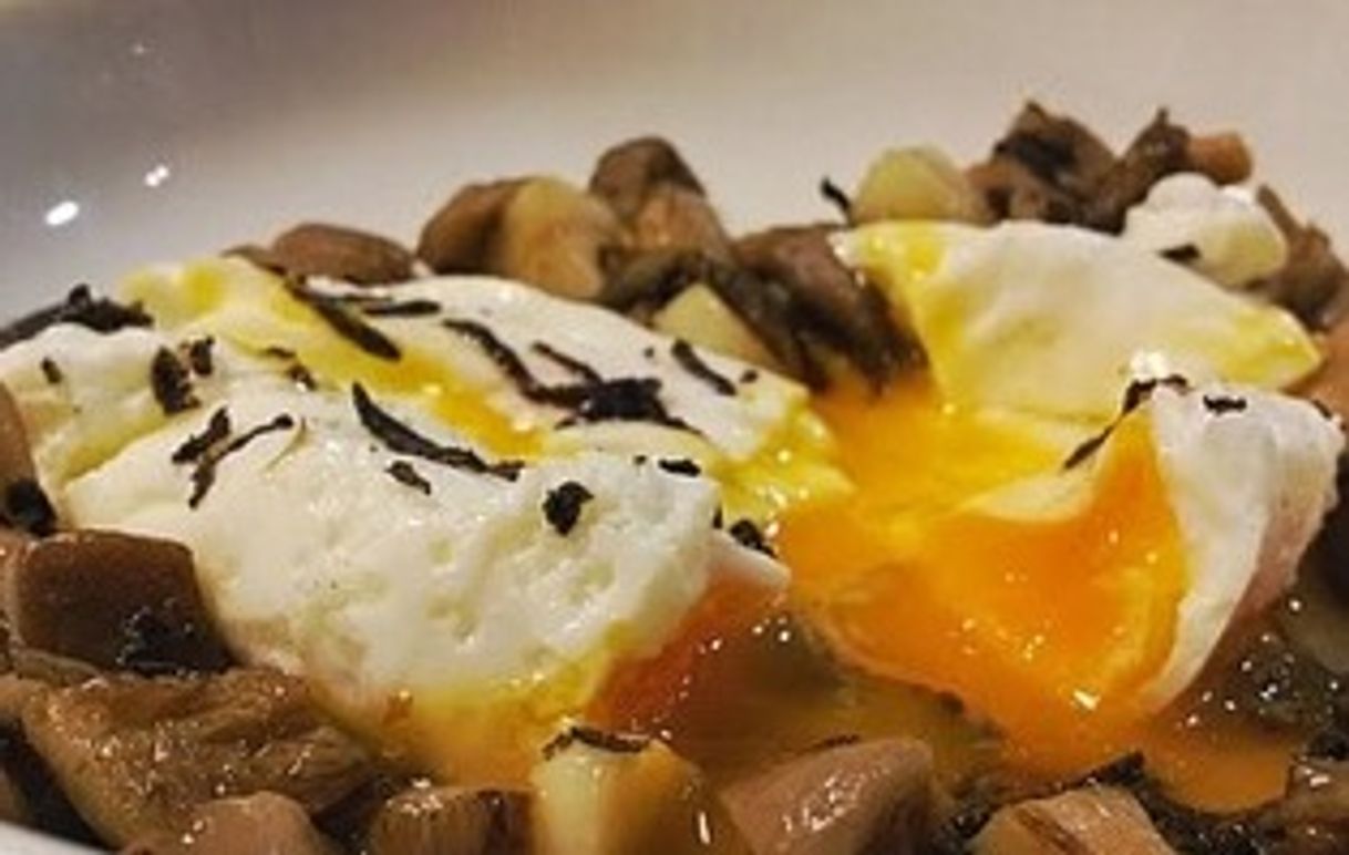 Social Huevos rotos con boletus y trufa