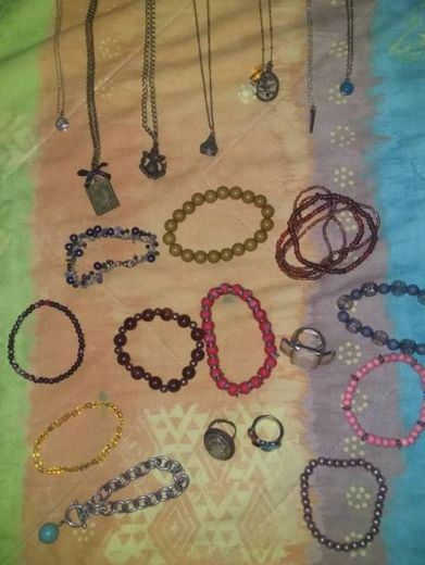 Remate de collares, anillos y pulseras