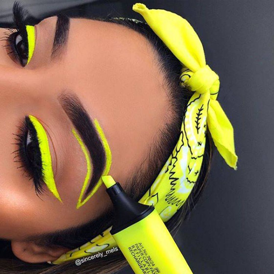 Moda TENDÊNCIA DA MAKE NEON✨