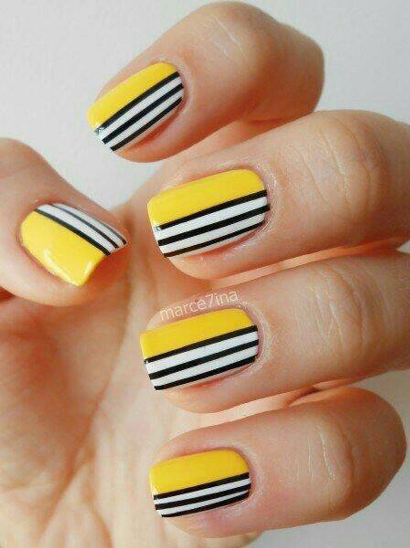 Fashion Uñas color amarillo con líneas✨