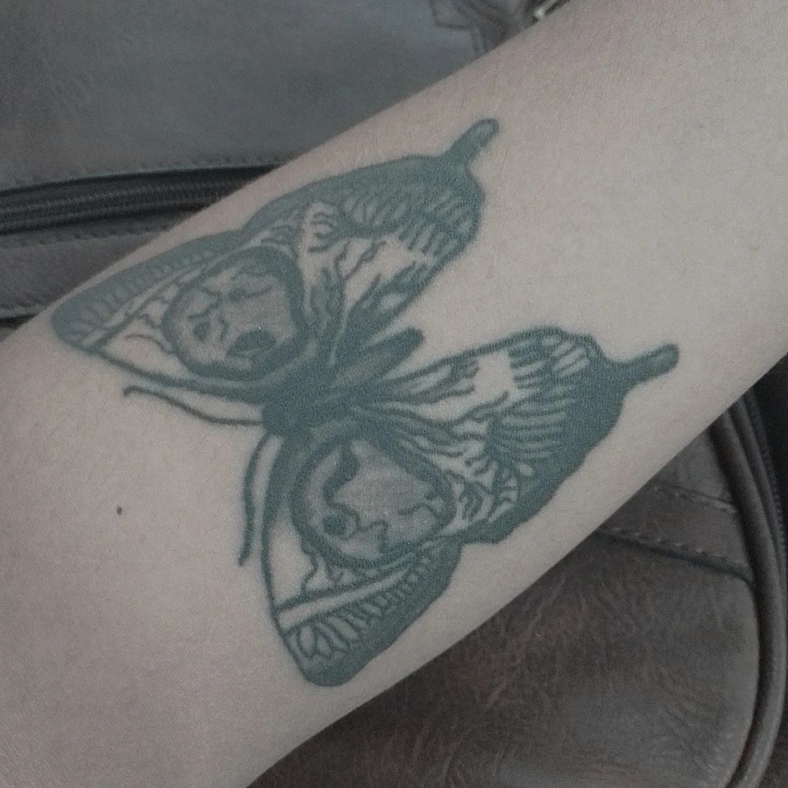 Social Tattoo borboleta caveira