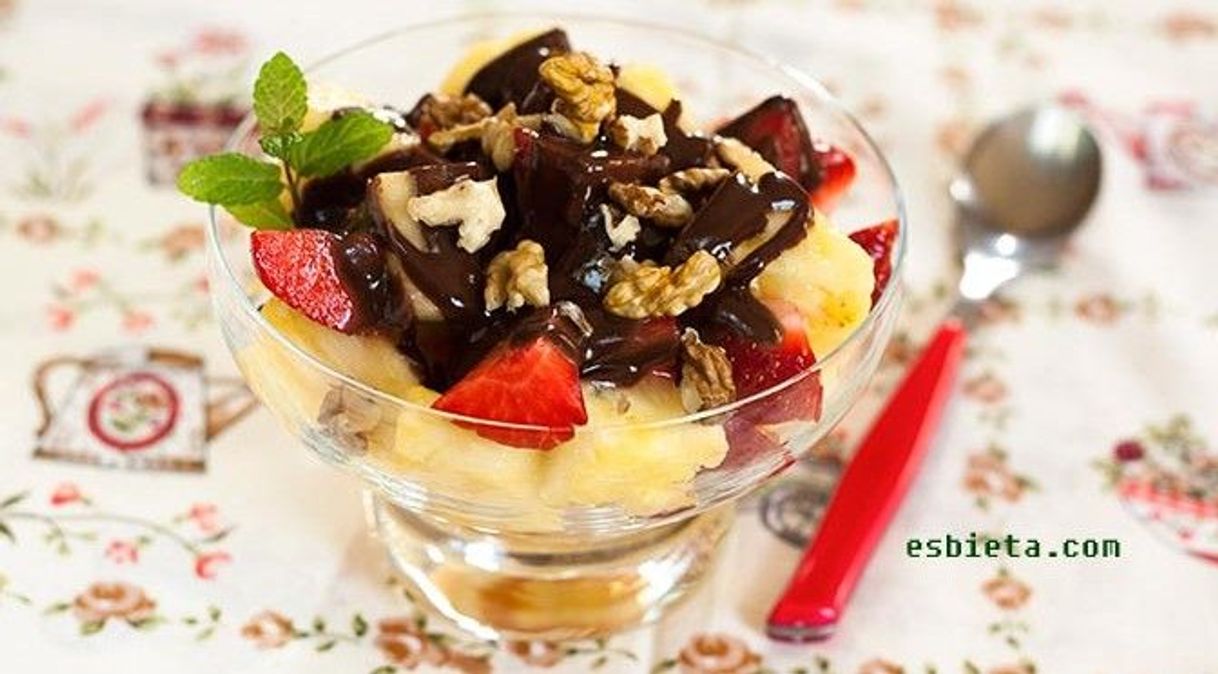 Fruta con salsa de chocolate y coco