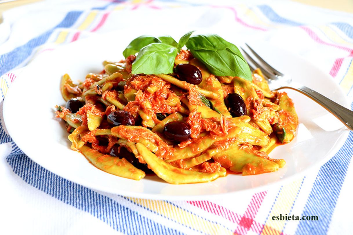 Pasta con tomate, atún y aceitunas