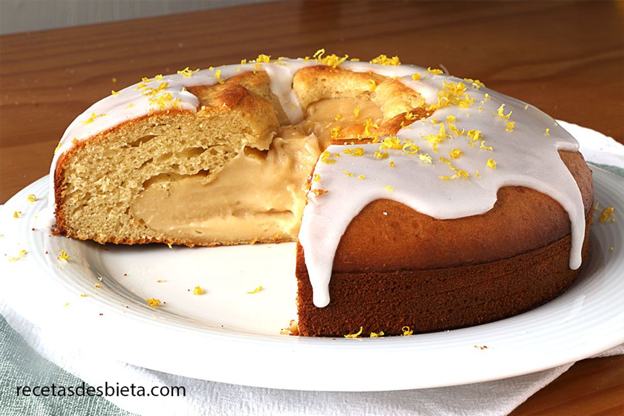 Bizcocho con crema pastelera dentro