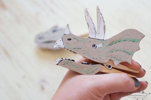 Dinosaurios de papel y pinzas 