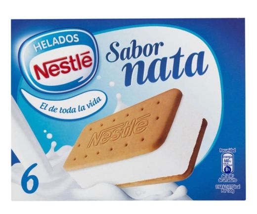 Sándwich de galleta con helado de nata.