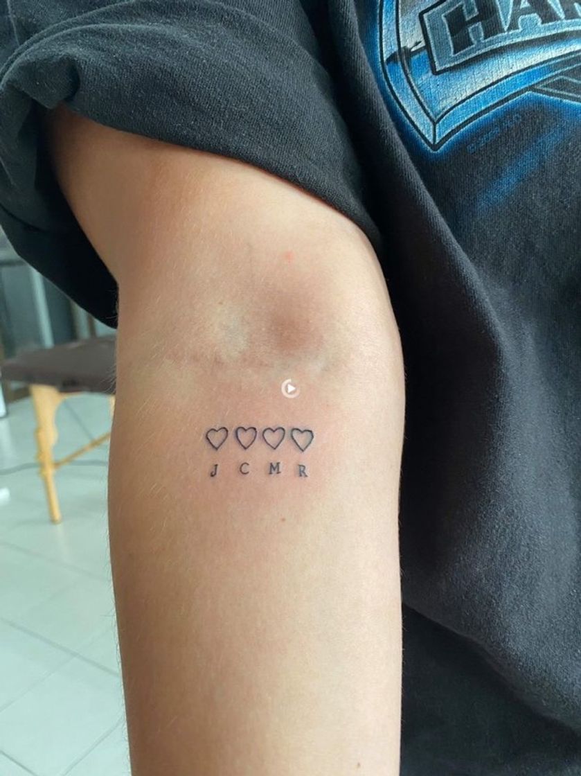 Moda Tatto da inicial do nome dos membros de sua família 