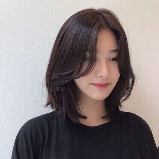 Corte de cabelo médio no estilo coreano